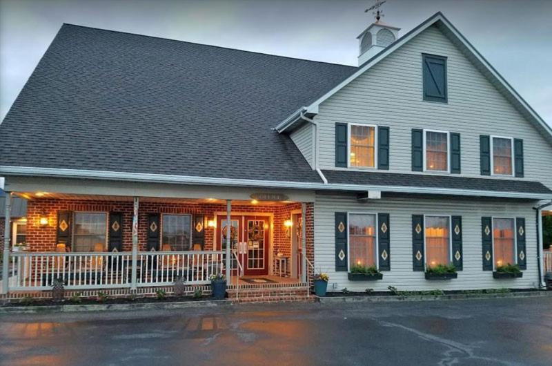 Country Living Inn Smoketown  외부 사진