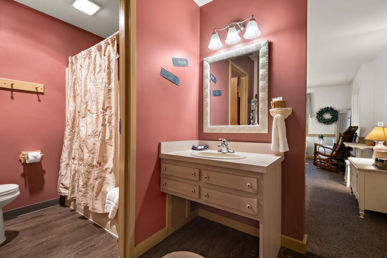 Country Living Inn Smoketown  외부 사진