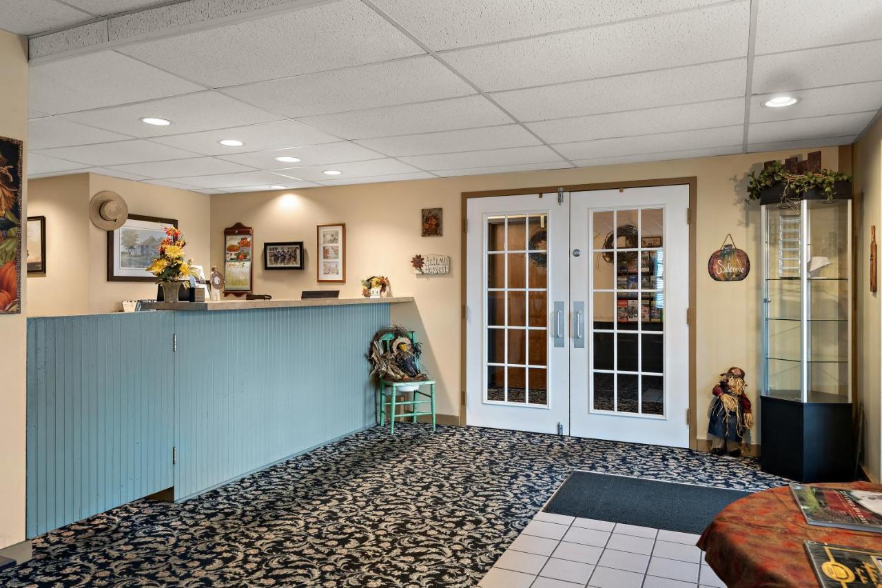 Country Living Inn Smoketown  외부 사진