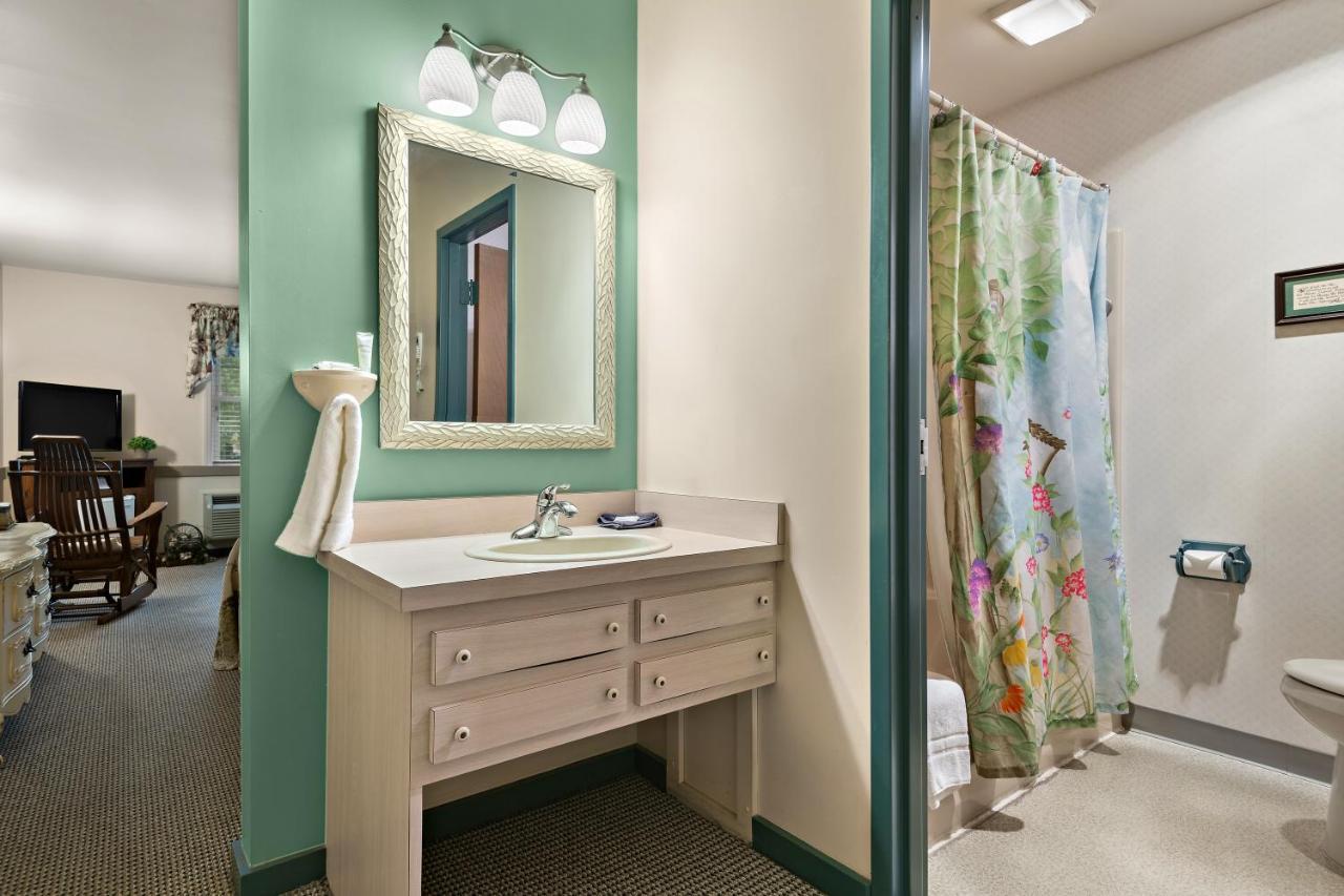 Country Living Inn Smoketown  외부 사진