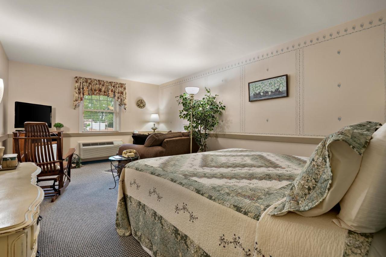 Country Living Inn Smoketown  외부 사진