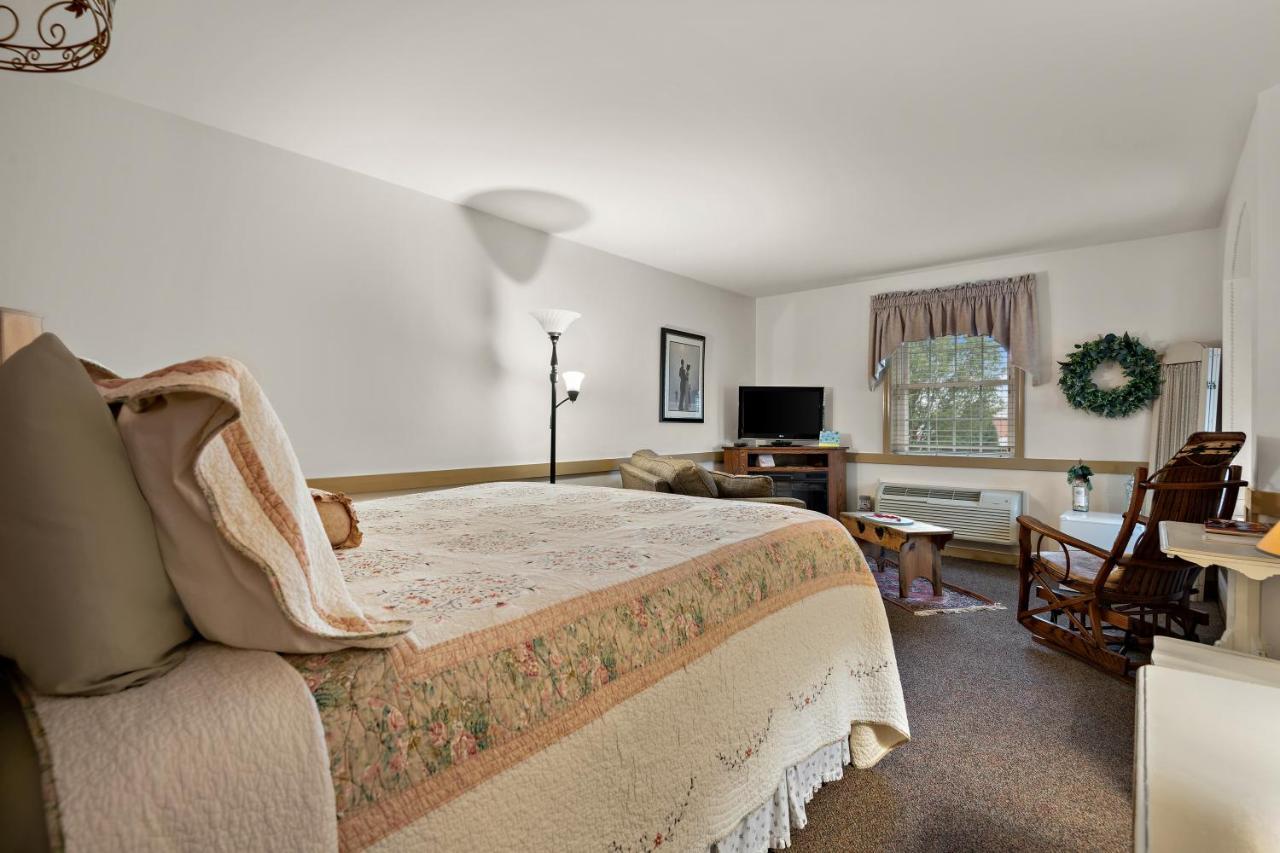 Country Living Inn Smoketown  외부 사진