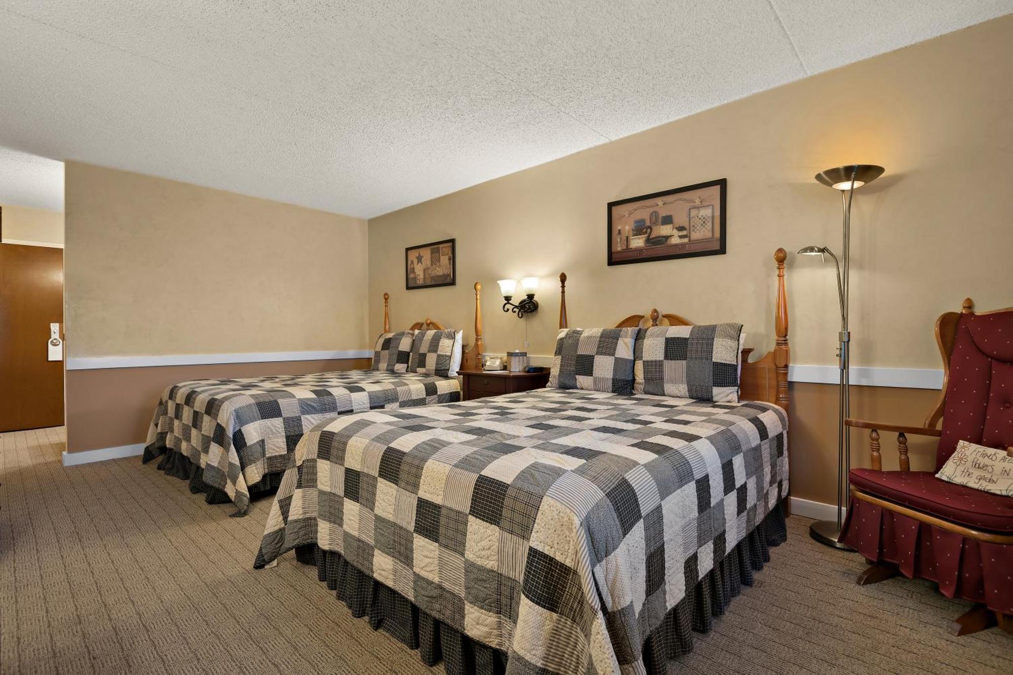 Country Living Inn Smoketown  외부 사진