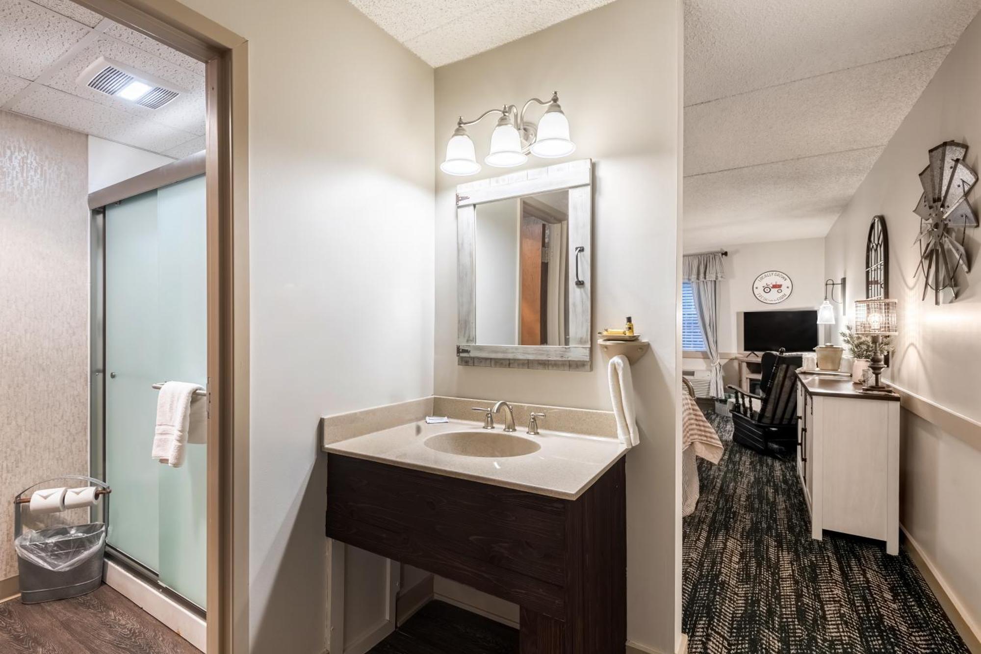 Country Living Inn Smoketown  외부 사진